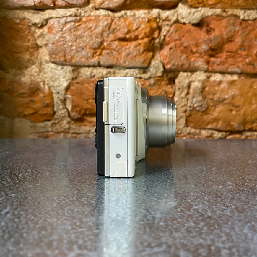 Nikon Coolpix S8200 белый цифровой фотоаппарат