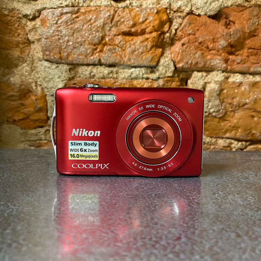 Nikon Coolpix S3200 красный цифровой фотоаппарат