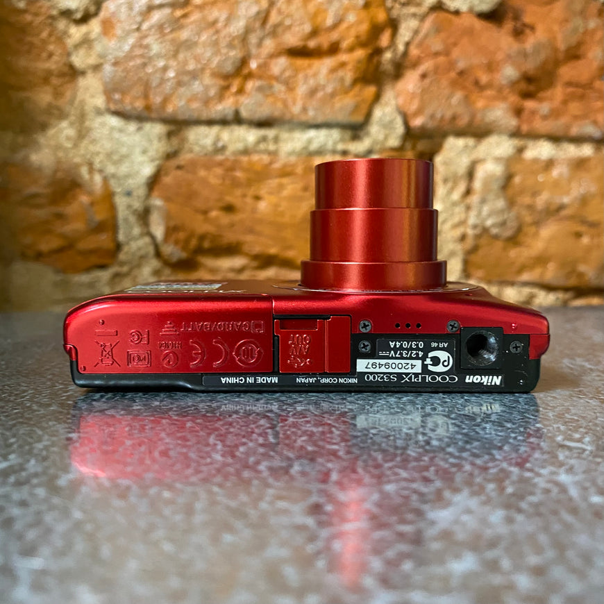 Nikon Coolpix S3200 красный цифровой фотоаппарат