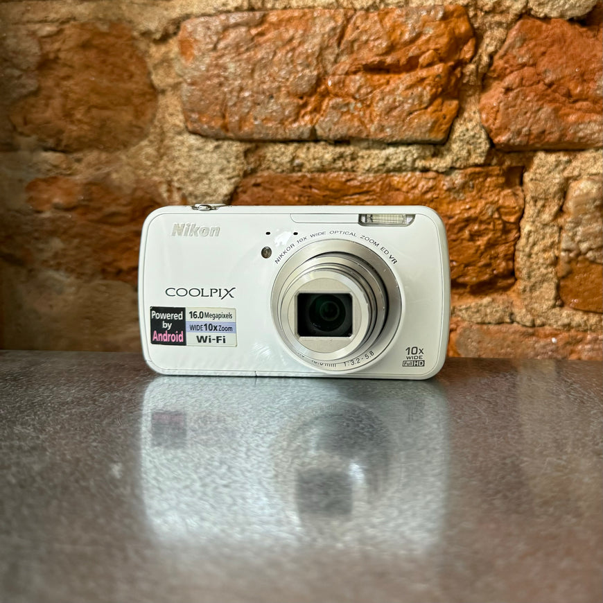 Nikon Coolpix S800C белый цифровой фотоаппарат