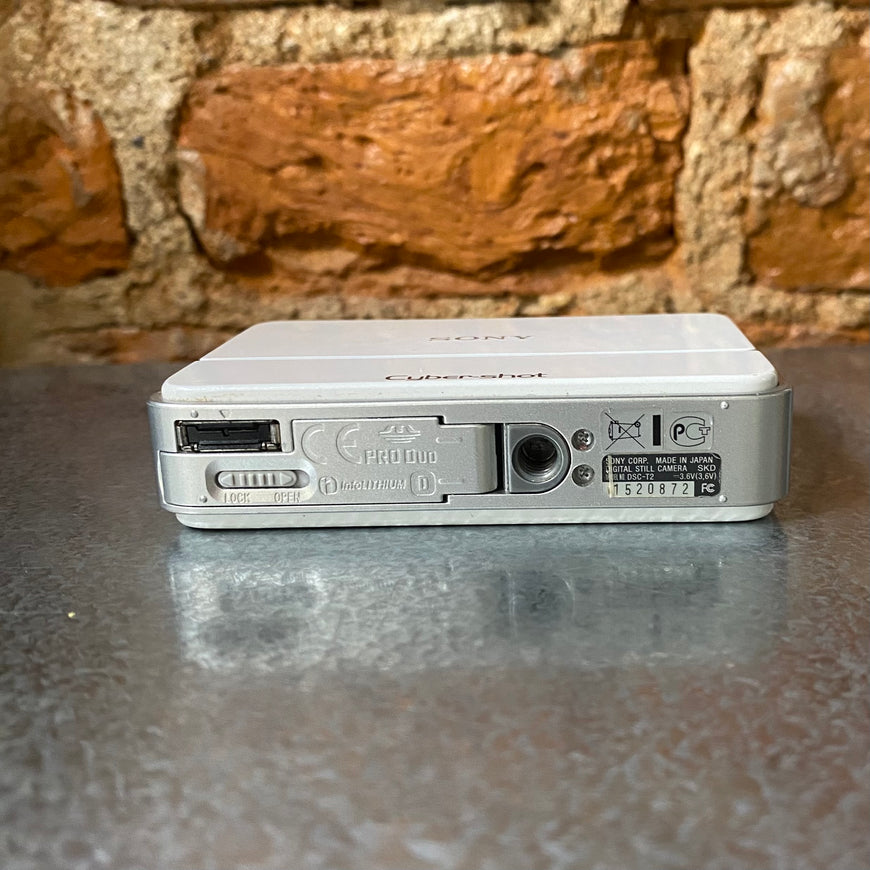 Sony Cyber-shot DSC-T2 белый цифровой фотоаппарат
