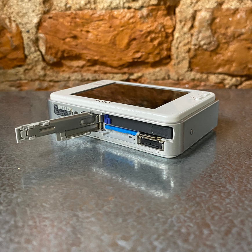 Sony Cyber-shot DSC-T2 белый цифровой фотоаппарат