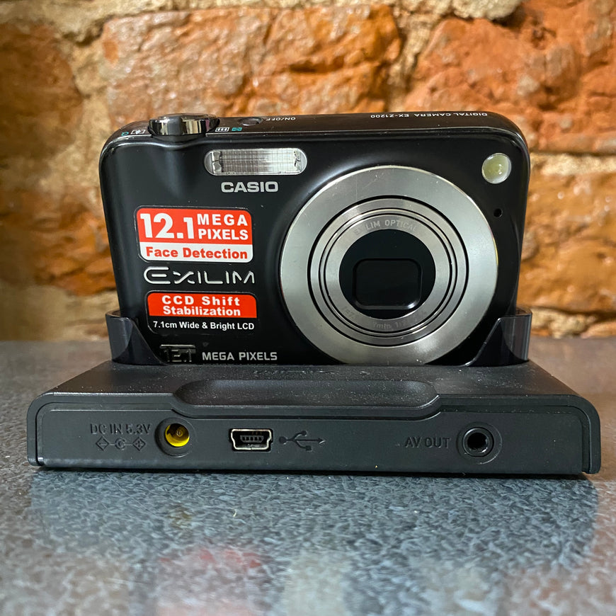 Casio Exilim EX-Z1200 черный цифровой фотоаппарат с док станцией