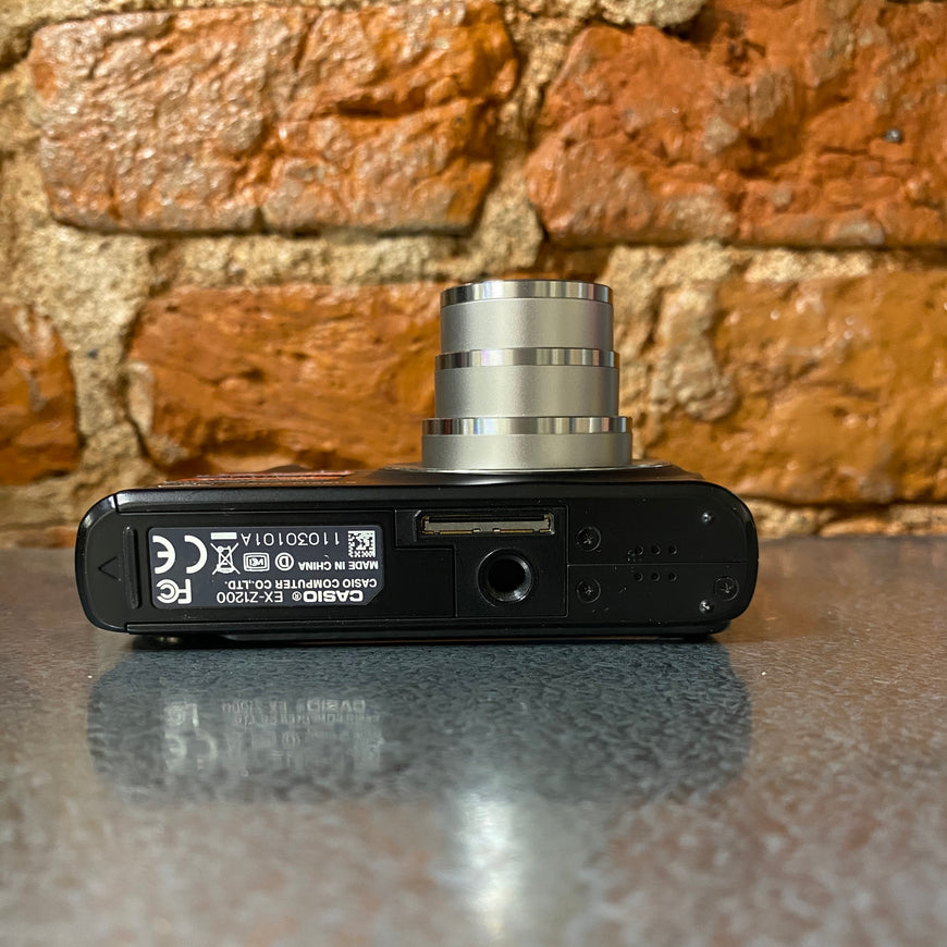 Casio Exilim EX-Z1200 черный цифровой фотоаппарат с док станцией