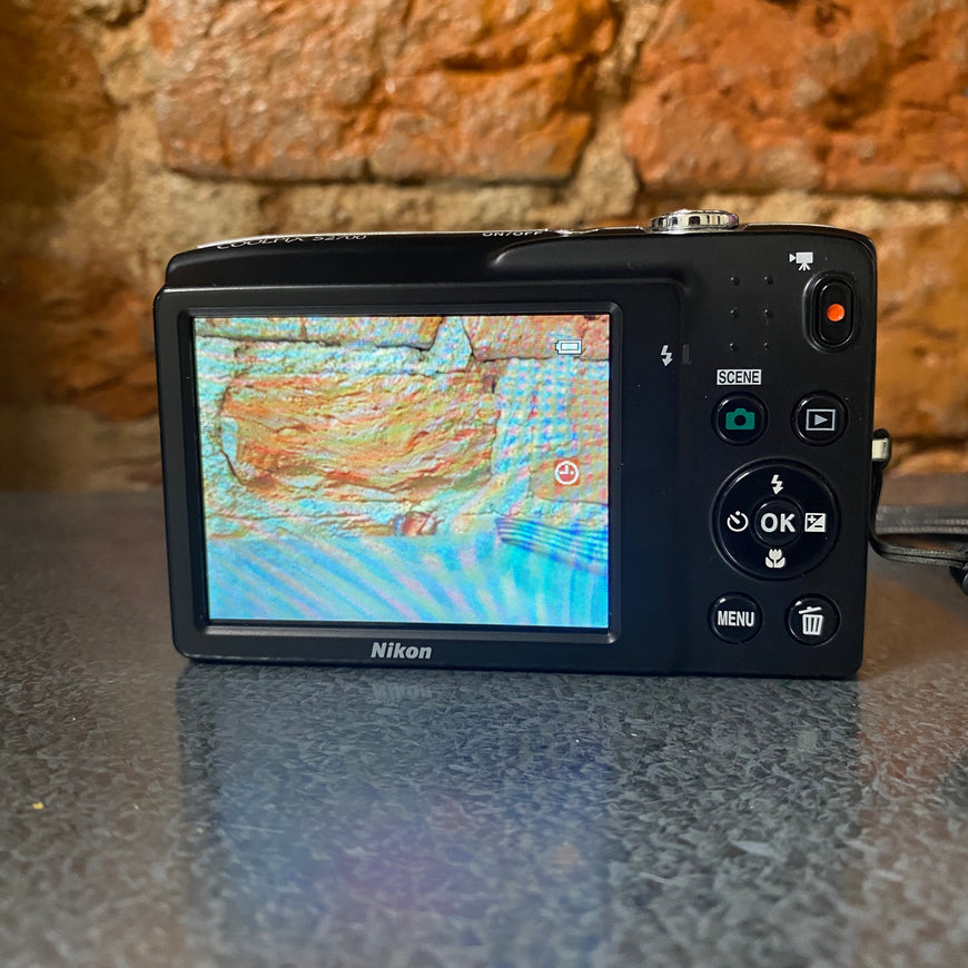 Nikon Coolpix S2700 красный цифровой фотоаппарат