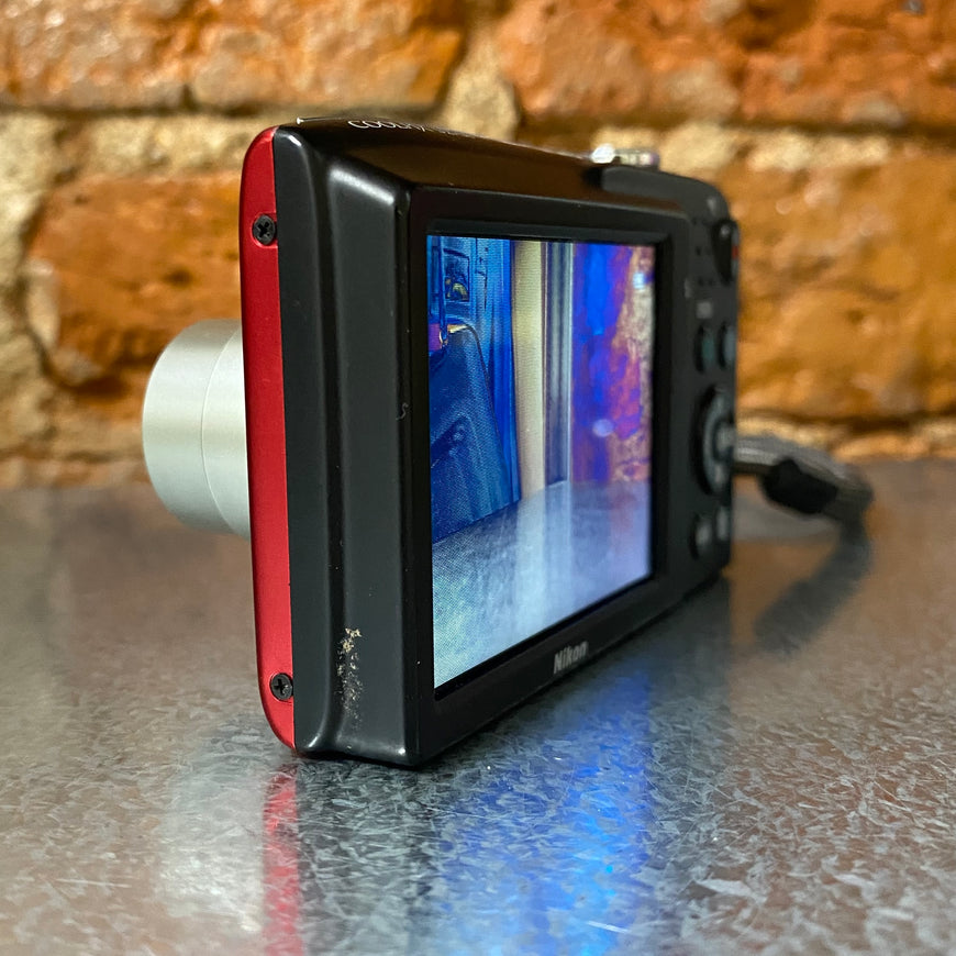 Nikon Coolpix S2700 красный цифровой фотоаппарат