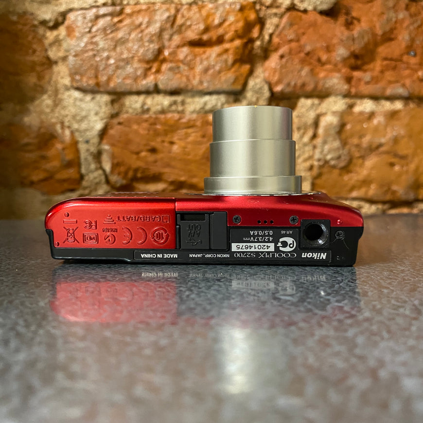 Nikon Coolpix S2700 красный цифровой фотоаппарат