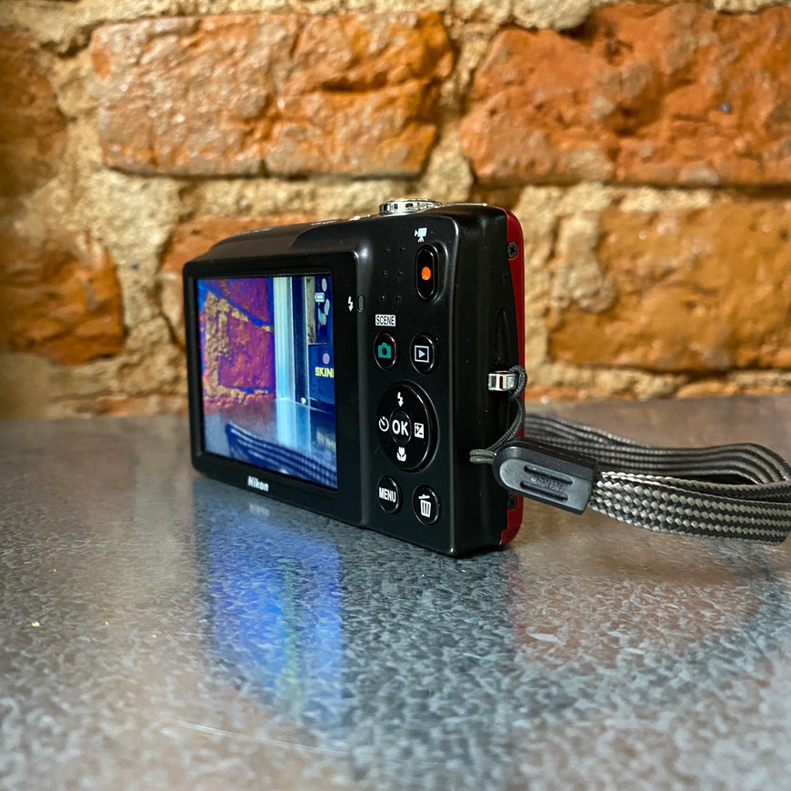 Nikon Coolpix S2700 красный цифровой фотоаппарат