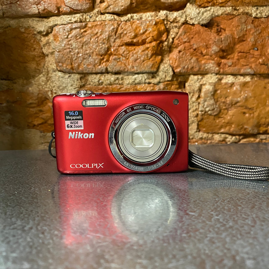 Nikon Coolpix S2700 красный цифровой фотоаппарат