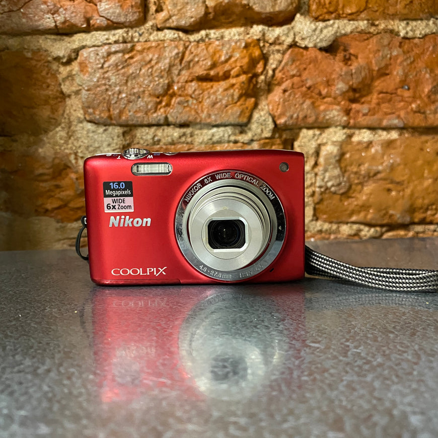 Nikon Coolpix S2700 красный цифровой фотоаппарат