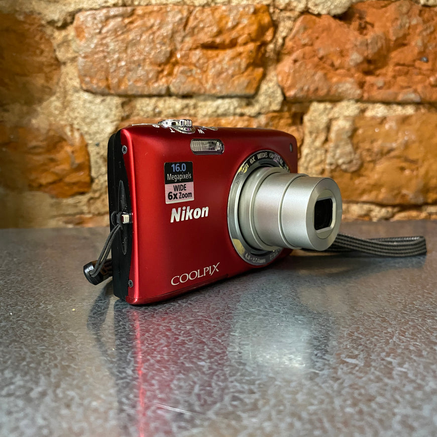 Nikon Coolpix S2700 красный цифровой фотоаппарат