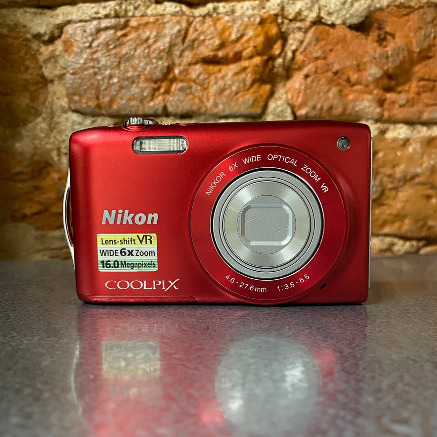 Nikon Coolpix S3300 красный цифровой фотоаппарат