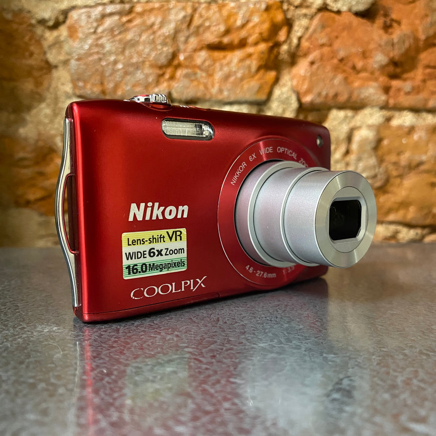 Nikon Coolpix S3300 красный цифровой фотоаппарат