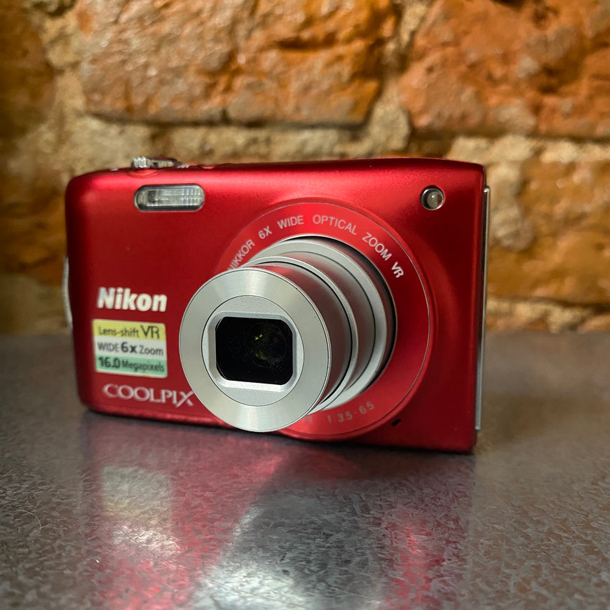 Nikon Coolpix S3300 красный цифровой фотоаппарат