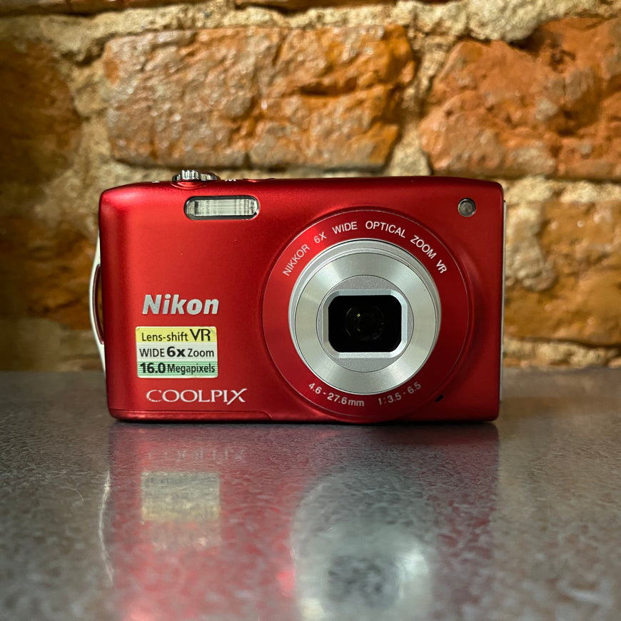 Nikon Coolpix S3300 красный цифровой фотоаппарат