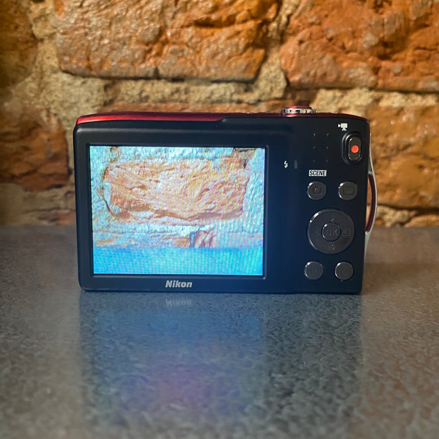 Nikon Coolpix S3300 красный цифровой фотоаппарат