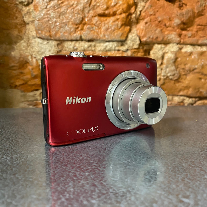 Nikon Coolpix S2800 красный цифровой фотоаппарат