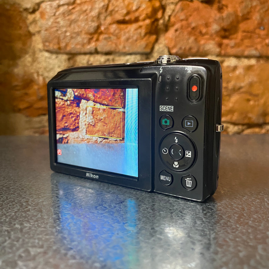 Nikon Coolpix S2800 красный цифровой фотоаппарат