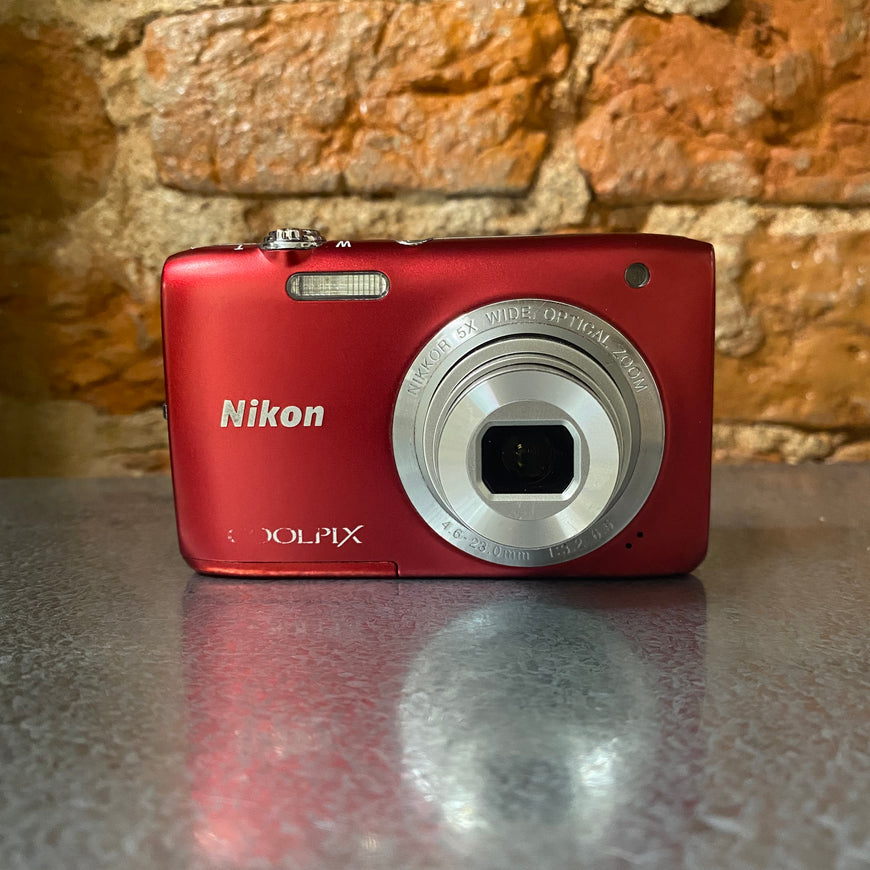 Nikon Coolpix S2800 красный цифровой фотоаппарат