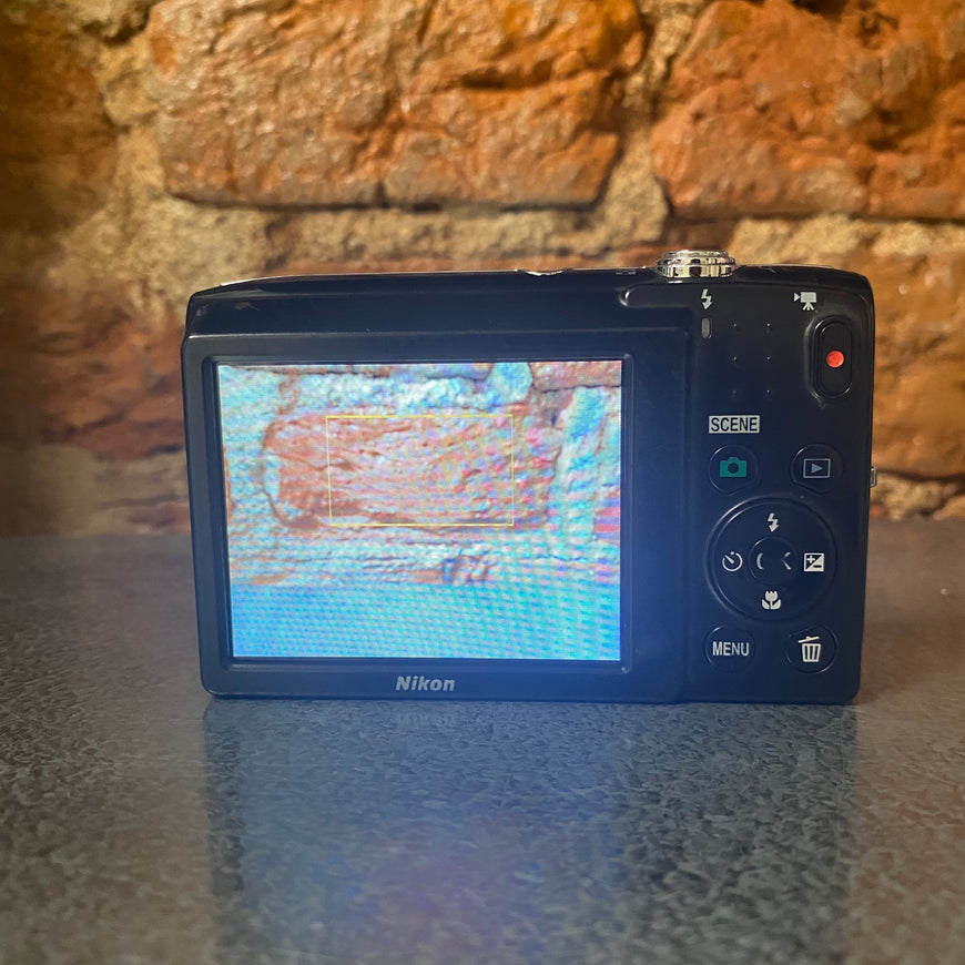 Nikon Coolpix S2800 красный цифровой фотоаппарат