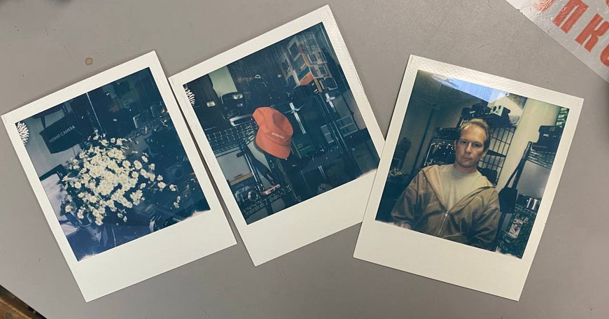 Polaroid Now красно белый в аренду на неделю