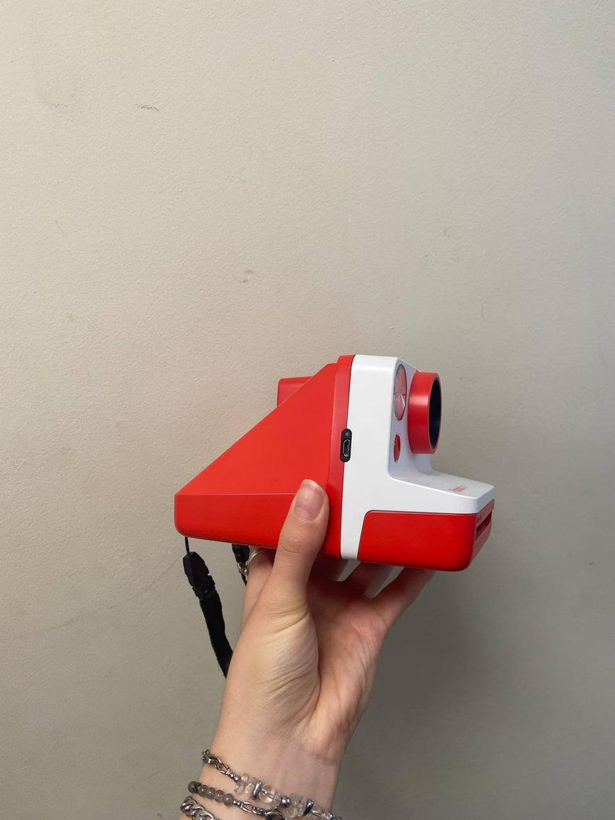 Polaroid Now красно белый в аренду на неделю